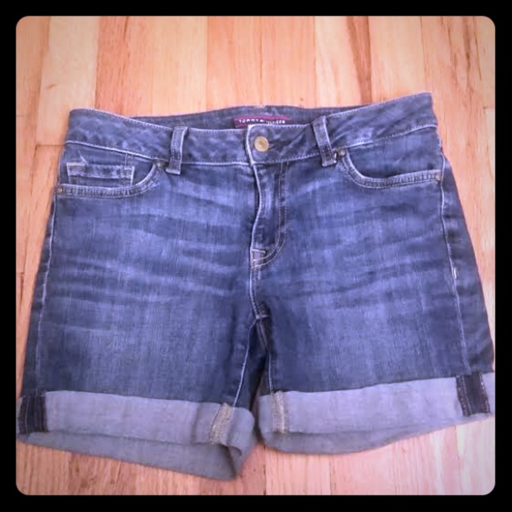 🔥🔥TOMMY HILFIGER ROLLED CUFF JEAN SHORTS🔥🔥